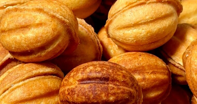 Walnut Cookies with Caramel and Hazelnut Filling