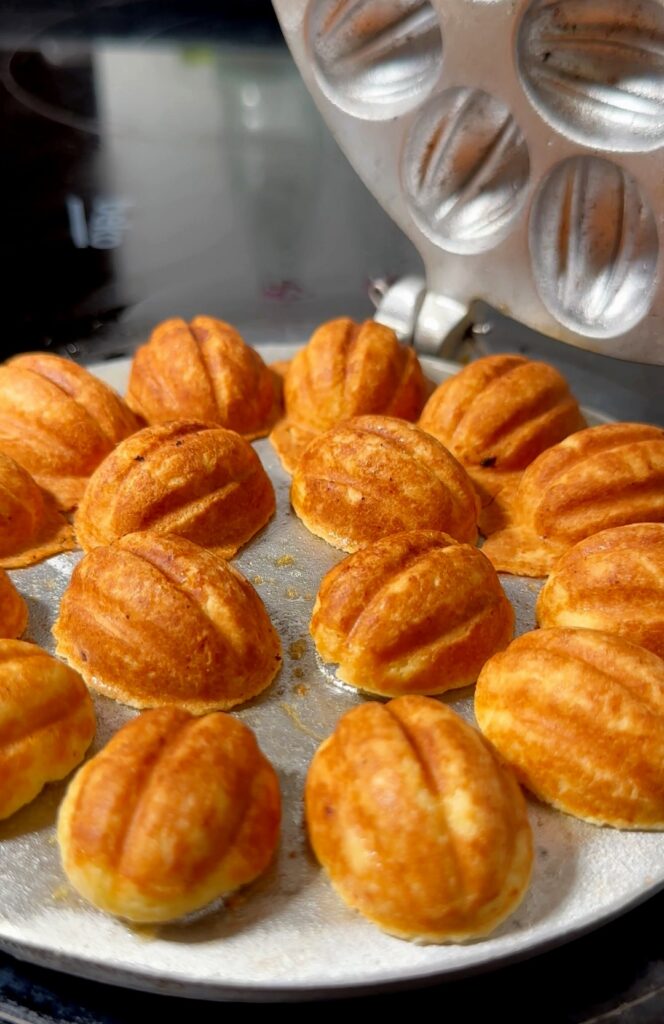 Walnut Cookies with Caramel and Hazelnut Filling